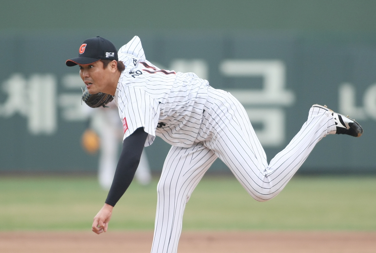 계투로 등판한 강영식선수의 역투모습