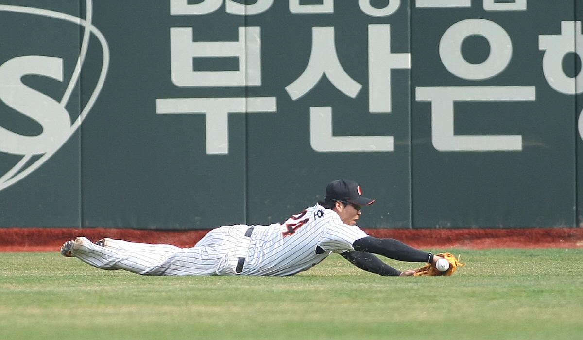 김문호선수의 다이빙 캐치 장면