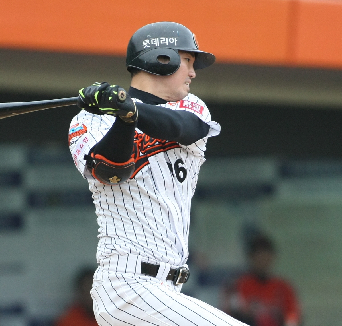 솔로포를 쏘아올리며 시즌 첫홈런을 기록하는 박종윤선수