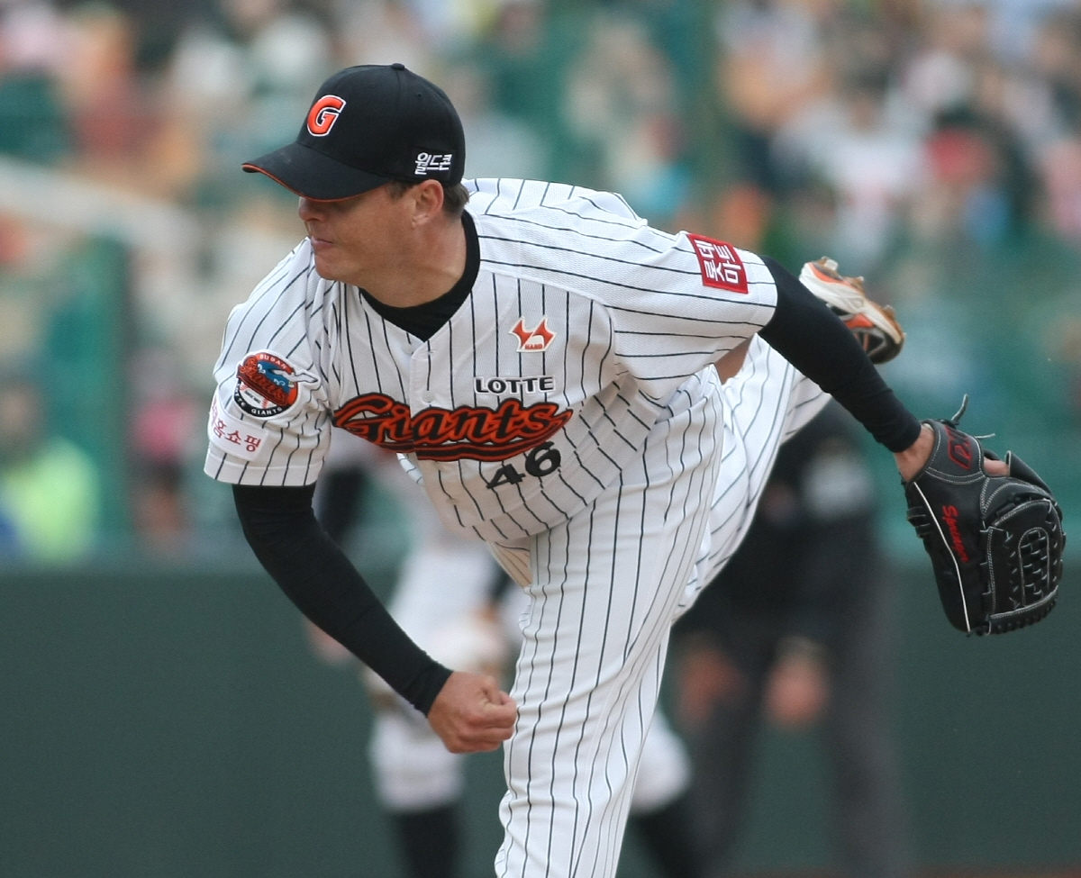 계투로 등판해 역투하고 있는 옥스프링선수