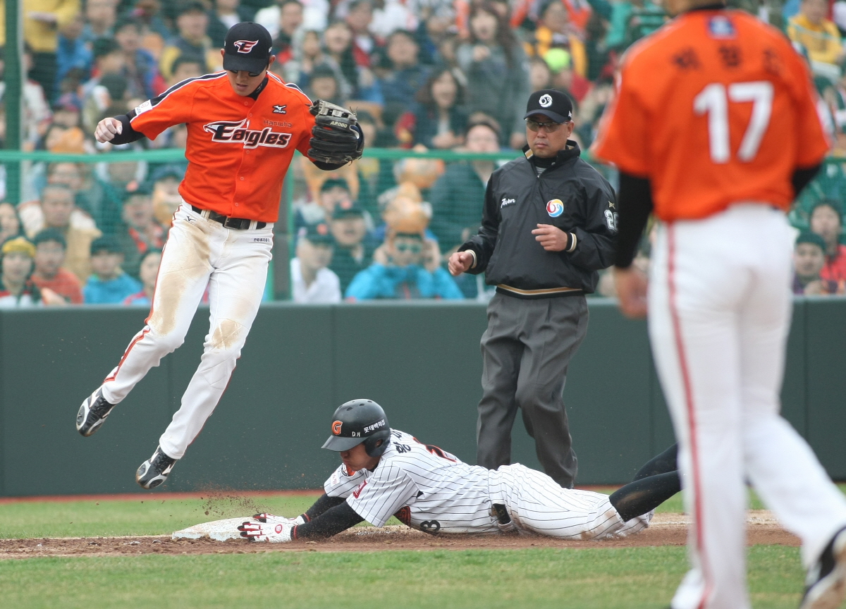 3루 도루에 성공하는 황재균선수