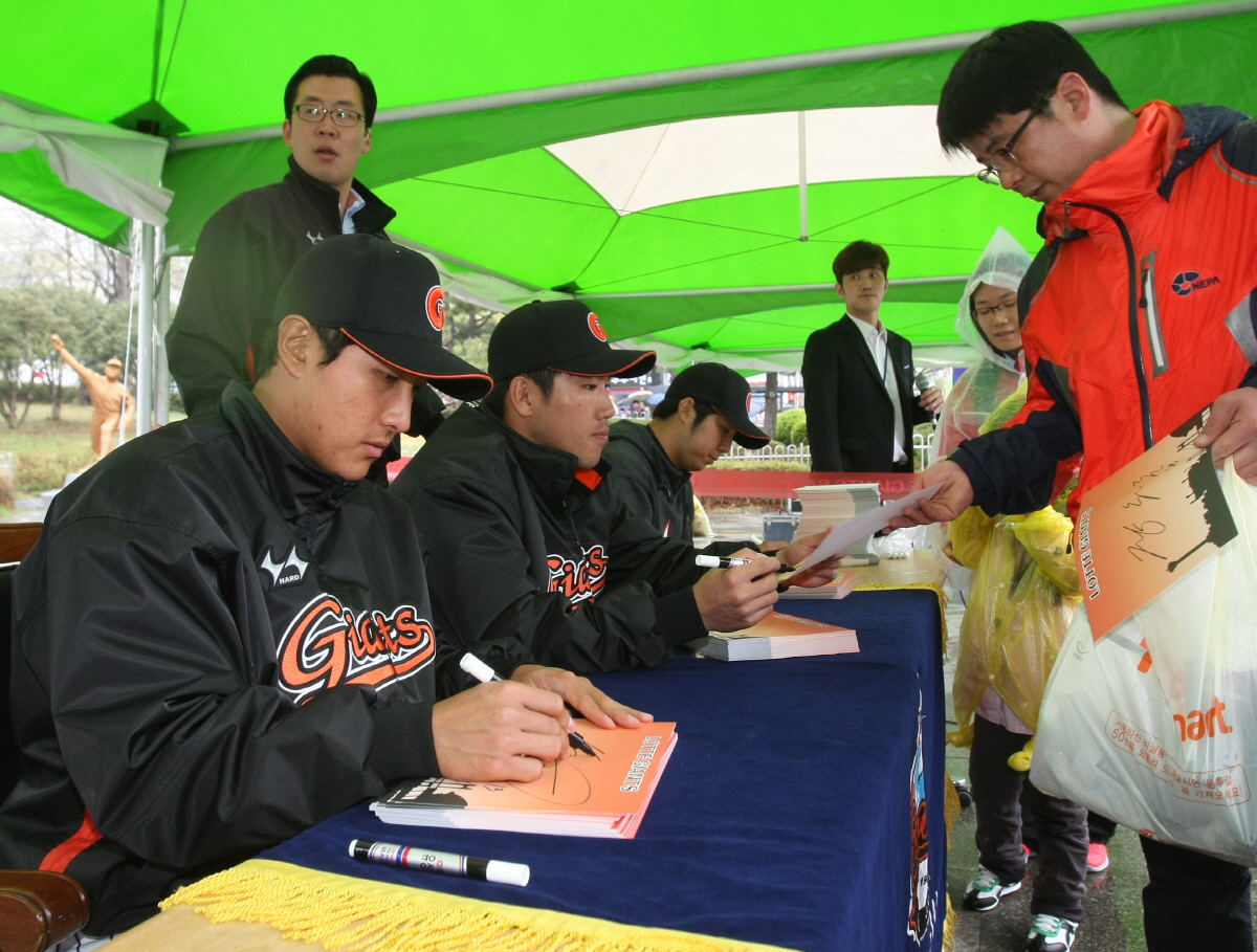 개막전에 앞서 팬사인회가 열리고있다.