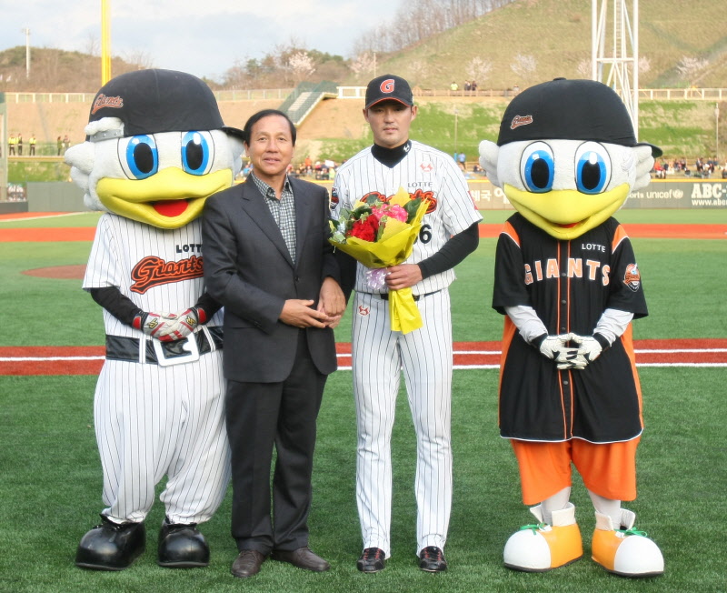 박종윤선수 기념 꽃다발 전달