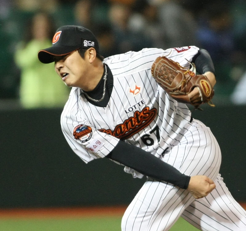 마무리투수 김성배선수가 역투하고있다.