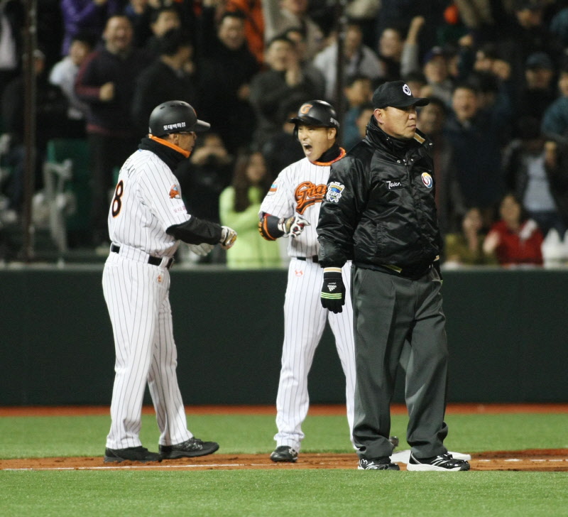 손아섭 선수가 3루타를 떄려내고 기뻐하고있다.