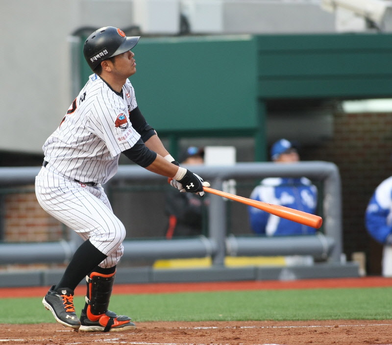 강민호 선수의 희생플라이로 추가 득점에 성공