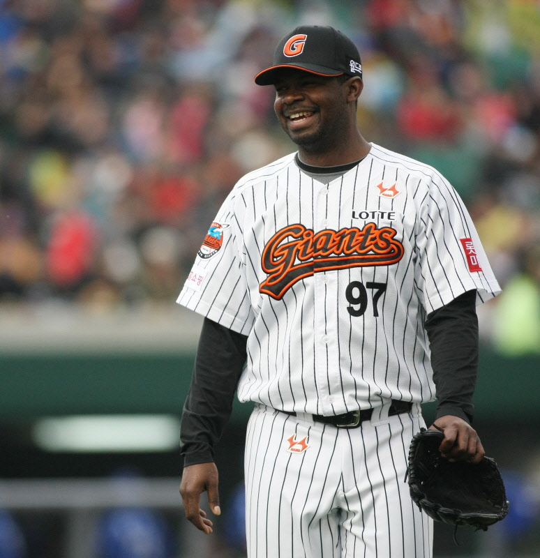 동료들의 도움으로 이닝을 마치고 기뻐하는 유먼선수