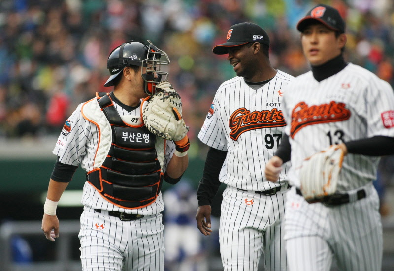 이닝을 끝내고 강민호 선수와 이야기를 나누는 유먼