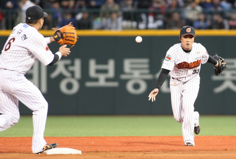 강습타구를 잡아 송구하는 정훈선수