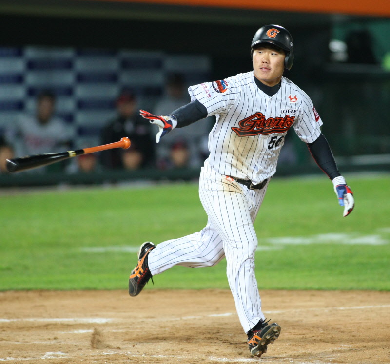 9회 신본기 볼넷으로 출루