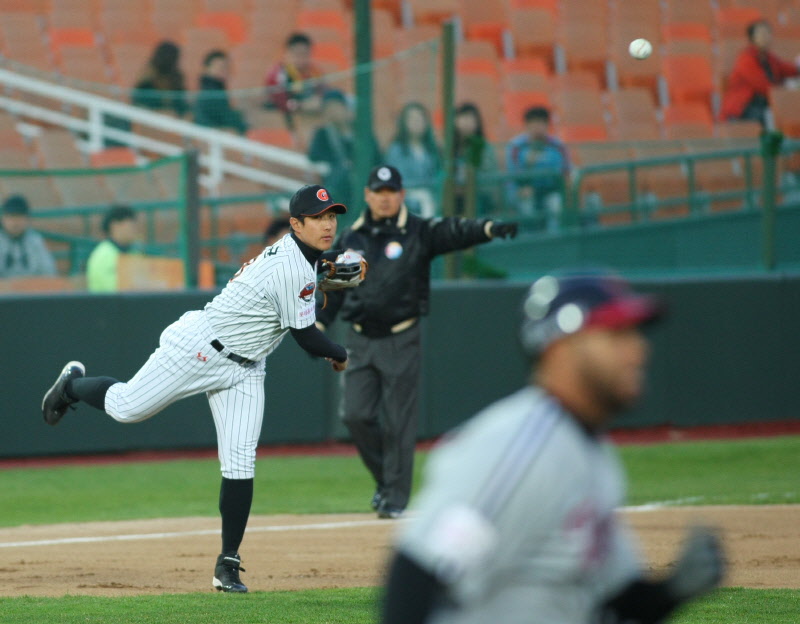 황재균선수의 강력한 송구로 조 쉬벨선수를 잡아내는 장면