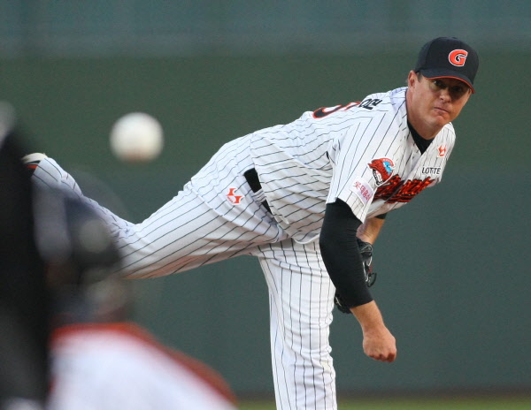 선발등판한 옥스프링선수의 역투모습