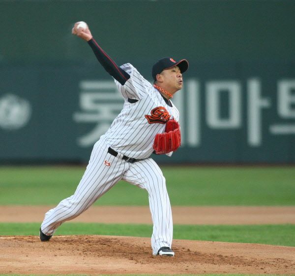 선발출장한 김사율선수의 역투모습