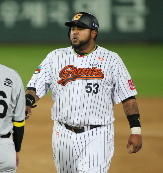 시즌 첫선발 출장한 히메네스