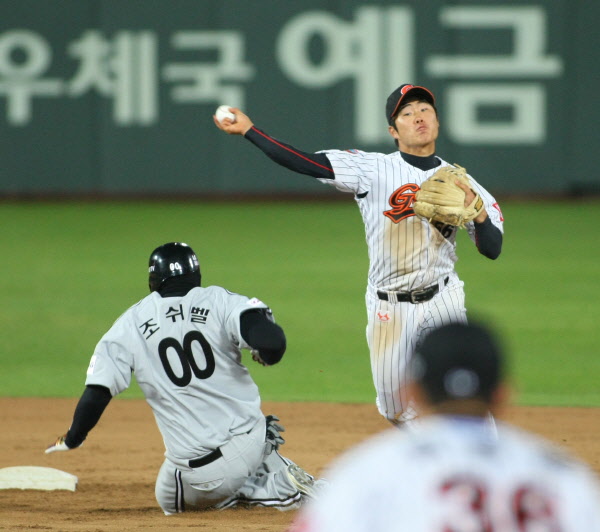 선발출장한 신본기선수의 병살플레이 모습