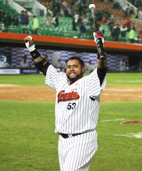 끝내기후 팬들을 향해 인사하는 히메네스