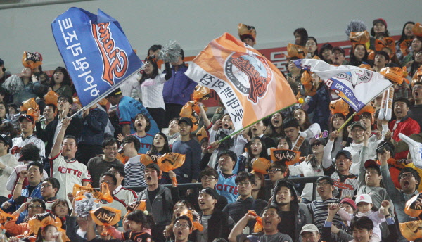 역전 적시타로 환호하는 롯데자이언츠 팬