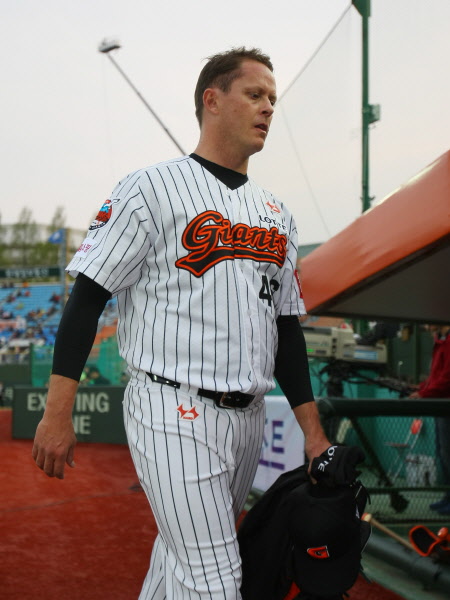 선발등판을위해 옥스프링이 덕아웃으로 들어가고있다