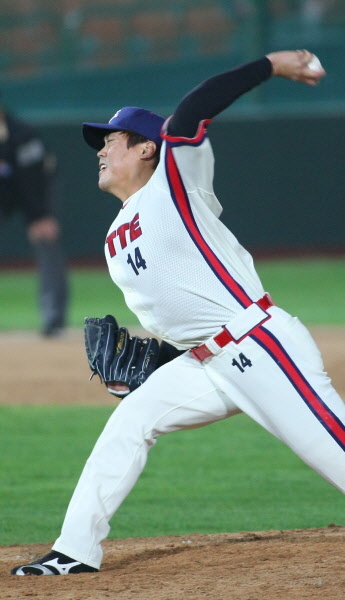 강영식선수의 역투모습