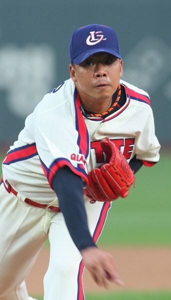 선발출장한 김사율 선수의 역투