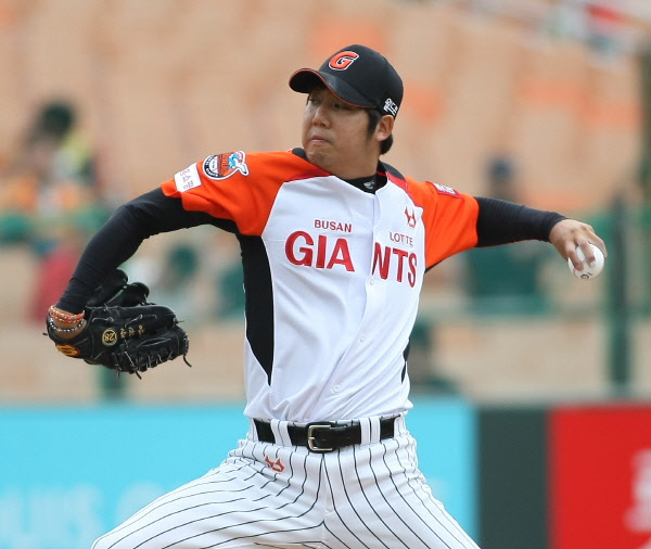 선발등판한 장원준선수의 역투모습