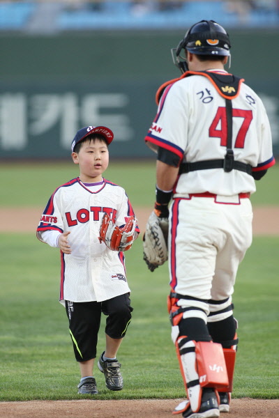 백혈병 완치아동 김솔군의 시구모습
