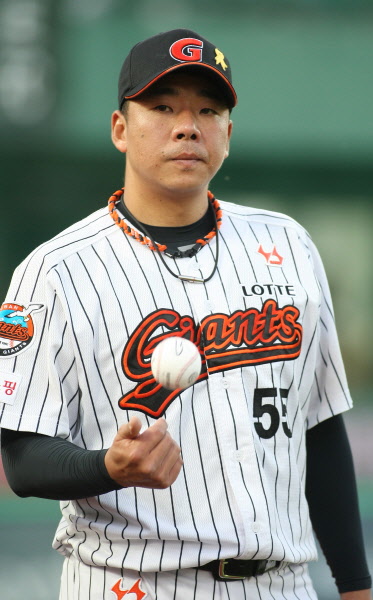 선발 출장한 김사율, 첫승을 위해 역투!