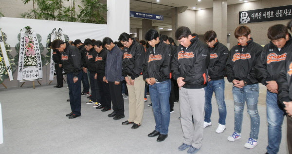 롯데자이언츠 선수단 세월호 침몰사고 희생자 합동분향소 조문