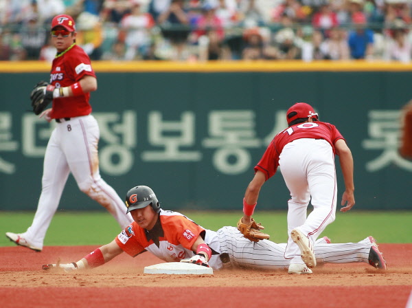 황재균 2루에서 아쉽게 아웃
