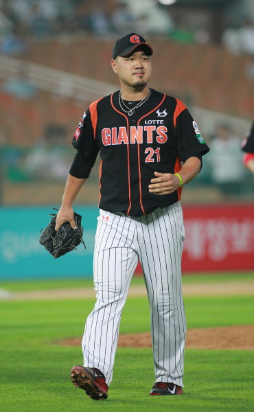 6.1이닝 투구를 마치고 내려오는 송승준선수