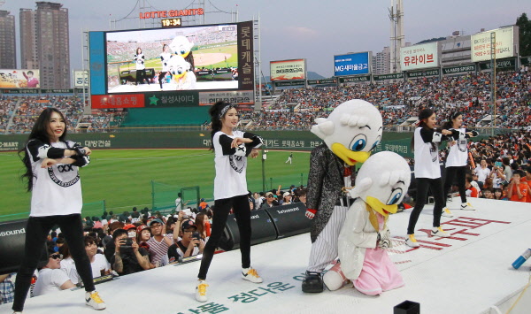 치어리더 공연 모습