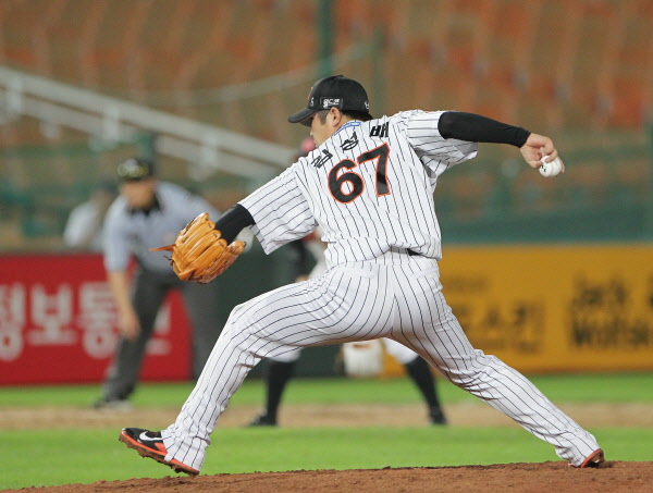 계투로 출장한 김성배의 역투모습