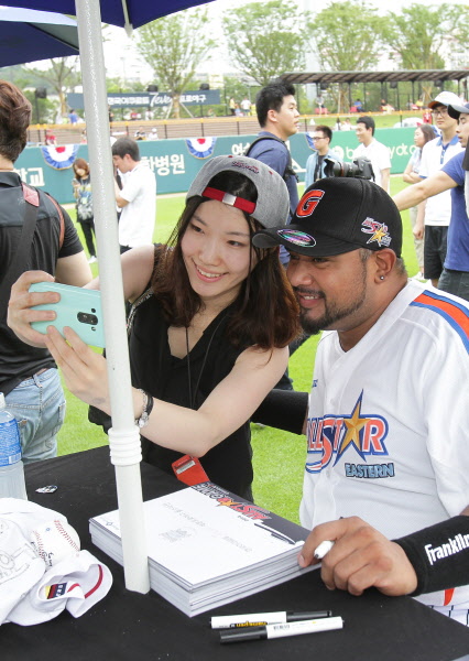 올스타전 경기에 앞서 팬들을위한 사인회가 열리고 있다.