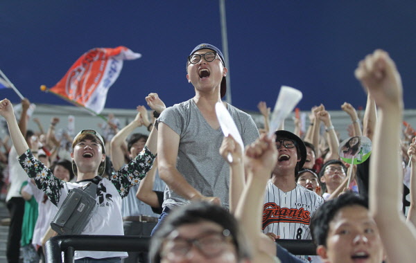 호수비에 열광하는 롯데자이언츠 팬들의 모습