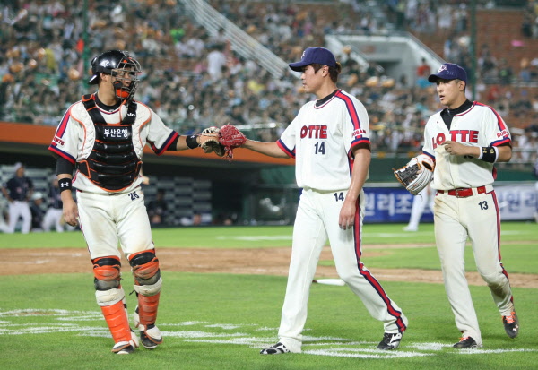 호투후 마운드를 내려오는 강영식선수