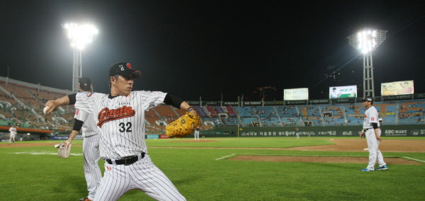 김승회선수가 마무리 등판을 기다리고있다.