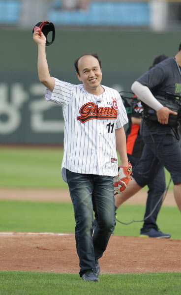 탤런트 김광규님의 시구모습