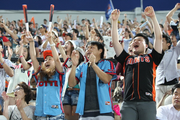 열정적인 응원을 보이는 롯데자이언츠 팬들의 모습