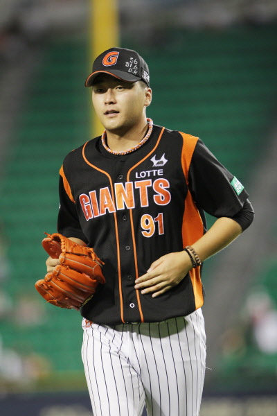 선발출장한 이상화선수의 역투모습