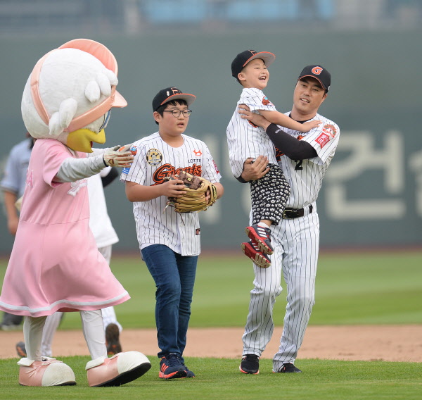 은퇴날 시수비를 하고 2루 마운드를 들어 보이고있다.