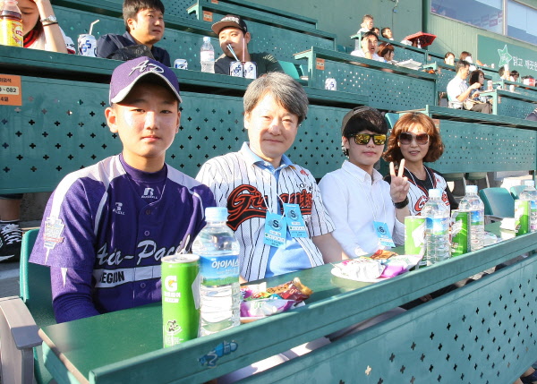 리틀야구 월드시리즈 우승 주역 박지호군 가족이 시구를 마치고 경기를 관람하고 있다.