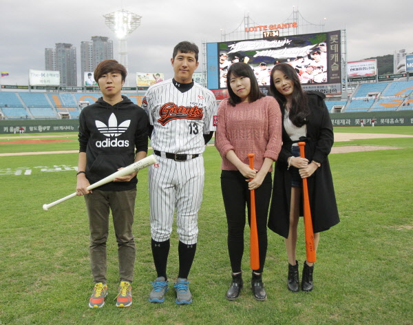 황재균 선수와 함께하는 생일빵 이벤트에 당첨된 팬들의 즐거운 모습