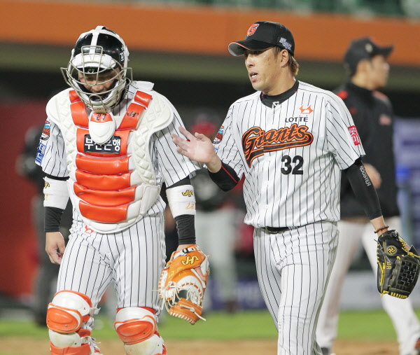 김승회 구원등판후 마운드를 내려오며