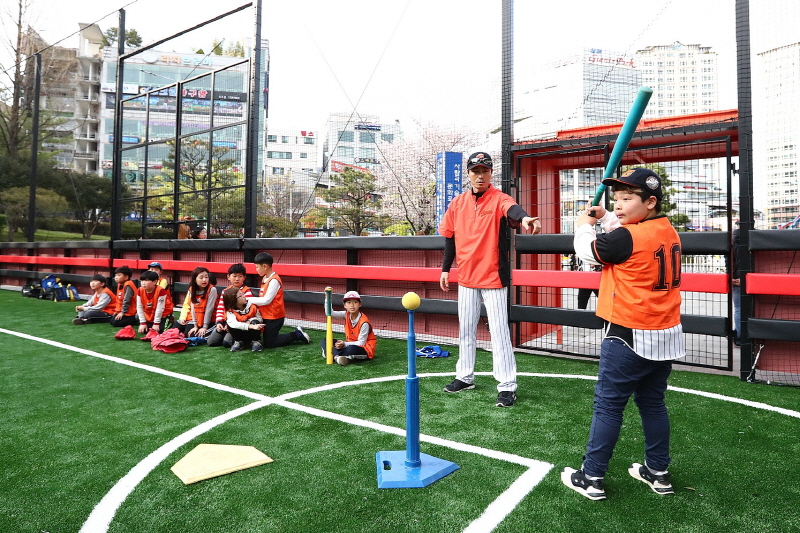 롯데, 티볼 체험구장 운영 (사직야구장 광장에 신설, 다양한 교육 프로그램 실시)