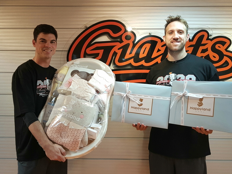 롯데, 선수단에 유아용품 전달