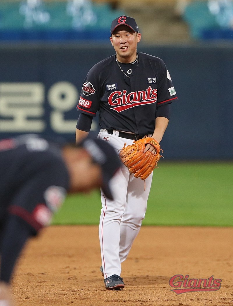 롯데, 안치홍과 ‘+2년 연장’ 계약 합의