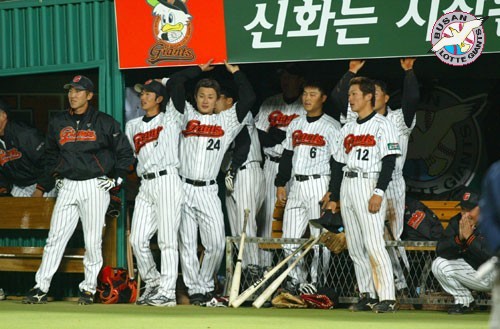 [4월 29일 삼성전] 경기장을 주시하는 선수들