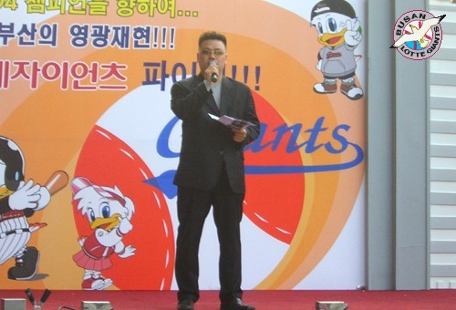3월 27일 홈개막 홍보 중 팬대표 김정환님의 모습