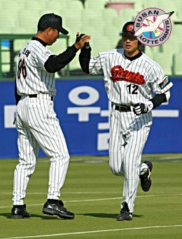 4월 28일 삼성전 더블헤더 1차전 4회에 투런 홈런을 친 김주찬 선수의 모습
