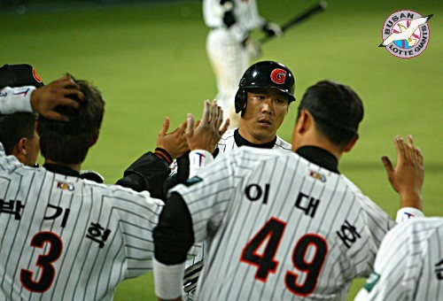4월 28일 삼성전 더블헤더 2차전 8회에 솔로 홈런을 친 최기문 선수의 모습